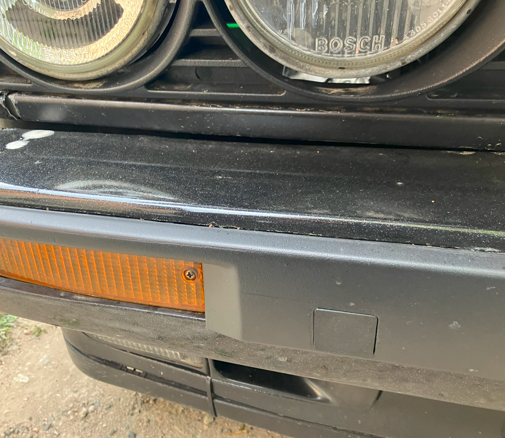 BMW E30 ön tampon çeki demiri kapağı