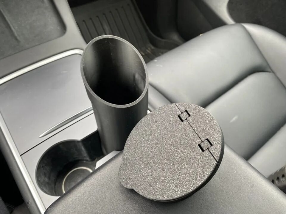 Tesla Model Y Çöp Kutusu
