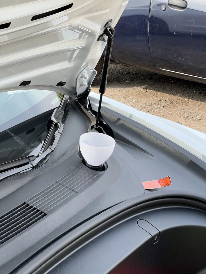 Tesla Model 3 ve Y Ön Cam Yıkama Suyu Hunisi - Kompakt, Havalandırmalı